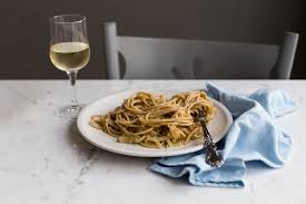 Cesare colonnese vi prepara dei piatti tipici veneziani. Bigoli In Salsa Bigoli With Anchovies And Onions Italy Magazine