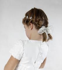 Suggestion superbe pour une fille aux cheveux longs. Coiffure Petite Fille Mariage 30 Superbes Idees Pour Les Fillettes D Honneur