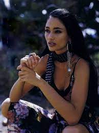 La foto una mujer sudamericana viendo televisión puede ser utilizada para propósitos personales y comerciales, de acuerdo con las condiciones de la licencia sin royalties adquirida. Pin En Native American