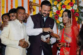 Vivek Oberoi With Lalita Bansi And Rahul Kumar During Their Wedding Ceremony In Mumbai On May 23 2017 Photogallery Here is the wedding album of actor vivek oberoi, who tied the knot with priyanka alva, the daughter of former karnataka minister late jeevaraj alva and reputed dancer nandini on october 29, 2010. vivek oberoi with lalita bansi and