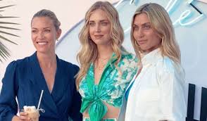 Μητέρα και κόρη κολυμπούν στα καταγάλανα κυκλαδίτικα νερά και κάνουν βόλτες πιασμένες χέρι χέρι. H Biky Kagia Mazi Me Thn Chiara Ferragni Oi Endymatologikes Toys Epiloges