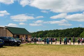 Thousands of people headed to his chadlington farm to queue up for the chance to meet him. Pebbssezc0ixpm