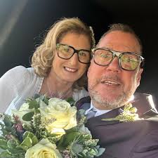 Hello, does anyone know where I can get a boxer dog resin mold ? so I can  make one from resin.