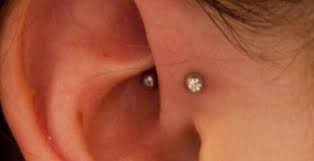 Se realiza en la parte superior de la oreja, y es un poco más difícil de hacer a comparación de la anterior, es menos común que la anterior, pero en tuspiercings.com queremos. Piercing Conch Recomendaciones Y Cuidados 2021