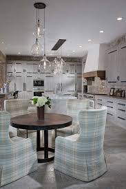 Dissimulée derrière un claustra, dynamisée avec des touches de couleur, relookée avec des matériaux modernes. Luminaire Pour Cuisine Moderne Novocom Top