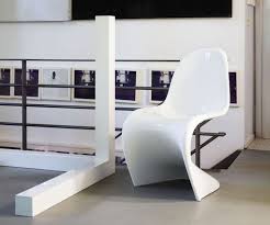 With the technical achievement of colouring plastics, in 1999 the swiss furniture manufacturer brought the panton chair by verner panton to the furniture market in a more affordable version compared to the panton chair classic. Der Panton Chair Von Verner Panton Schoner Wohnen