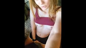 Essaie de ne pas bander pendant que je te taquine