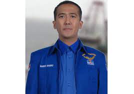 Diketahui foto asli adalah harun masiku saat mengenakan jas biru milik partai demokrat. Ada Penjahat Besar Yang Dilindungi Dibalik Kasus Harun Masiku