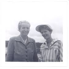 Gabriela mistral nació con el nombre lucila godoy alcayaga en 1889 en la ciudad de vicuña la joven maestra y poeta: Gabriela Mistral Y Doris Dana En La Playa