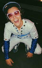 Rendre la monnaie sur ce moment de tendresse. Elton John 70s Pin Lindaagrobler Harry Styles Photos Harry Styles Pictures Harry Styles Wallpaper