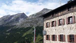ausstattung karwendelhaus bettenlager matratzenlager gentrennter damen und herren waschraum duschmoglichkeit trocken matratzenlager bettenlager berghutte