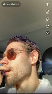 Robert Corell gillar att gnälla om swischjournalister och vurmar för öppna  gränser. Fick 2 år betalt för att inte jobba på Bohusläningen. Drog sedan  lön för att tjäna pengar på ensamkommande där