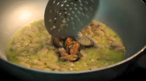 Le cozze vanno aperte in una pentola con il coperchio, e l'acqua risultante dall'operazione non andrà buttata, ma filtrata e tenuta da. Tubettoni Fagioli E Cozze Youtube
