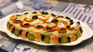 Cartofi 3 buc, morcovi 3 buc, radacina de telina 1 buc sau 2 bucati, daca sunt mai mici, pulpa de porc/vita 300 g sau pui, castraveti murati 5 buc, rosii verzi murate (gogonele) 5 buc, gogosari in otet 3 buc, maioneza 500 g. ReÈete De CrÄciun Cea Mai BunÄ SalatÄ Boeuf Antena 3