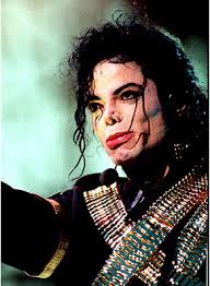 A CONSTRUÇÃO DA IMAGEM DE UM ÍDOLO ATRAVÉS DOS MEIOS DE COMUNICAÇÃO: O MITO  MICHAEL JACKSON