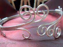 Zum beispiel perlen, perlen, die auf einem dünnen draht aufgereiht und mit dem hauptteil verschraubt sind. Pin Auf Angels