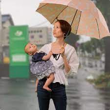 雨の日のお悩み解消 子どもを傘のポタポタ雨に濡らさない裏ワザ 動画 ベビーグッズ 手作り 赤ちゃん用品 手作り おもちゃ ベビー