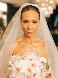 Noiva Luana vestindo seu legítimo Natalia Petrova ✨