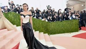 Việc bổ nhiệm emma watson vào ban giám đốc kering được xem là quyết định đúng đắn, giữa lúc giá cổ phiếu tập đoàn xuống thấp vì dịch bệnh, đuối sức trong cuộc đua với lvmh. Emma Watson Joins Board Of Fashion Giant Kering