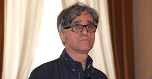 Gaetano curreri (bertinoro, 26 giugno 1952) è un cantante e tastierista italiano, leader del gruppo musicale stadio, di cui è anche il principale compositore. Gaetano Curreri Stadio Scrivero Una Canzone Per Davide Astori