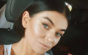 Een non talent dat alleen bekend is geworden door het gebruik van. Roxeanne Hazes Over Haar Broer Andre Het Is Echt Mijn Smaak Niet Nieuws365