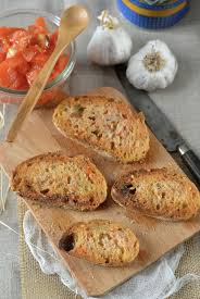 El Pan Tostado Para Tapas Hace Deliciosos Aperitivos Y Combina Perfectamente Con Aceite Mantequilla Embutidos Jamon Tomate Food Tomato Bread Food And Drink