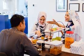 Sesungguhnya ini adalah hari di mana terkumpul dua hari raya (dua hari 'ied). 5 Keistimewaan Hari Raya Idulfitri Hari Di Mana Kita Kembali Suci
