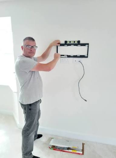 Stone area installer with professional mounting equipment