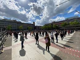 Indebuurt inspireert en informeert inwoners van eindhoven via nieuws, artikelen, aanbiedingen en tips over ontwikkelingen en activiteiten in de buurt. 1700 Demonstranten Tegen Racisme Op Stadhuisplein In Eindhoven Kom Niet Het Is Vol Binnenland Ad Nl