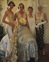 Amber Valletta Married Her First Husband In 1994 Wore A Galliano Princess Lucretia Crinoline As Her Wedding Dre Amber Valletta Supermodels Celebrity Weddings