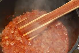 Navnets egentlige betydning er «gjetermat», og bestod av finskåret oksekjøtt i krydret saus. Gulasj Suppe Med Romme En Smak Av Verden