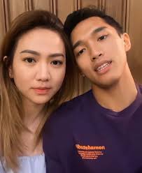 Kadang ia membuat ekspresi lucu walaupun sedang disuasana tegang yang membuat para penonton gemas. Momen Romantis Jonatan Christie Dan Shanju Eks Jkt48