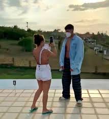 Bad bunny está pasando por el mejor momento en su vida profesional y personal. Imagen De Bad Bunny En Portada De Revista Rolling Stone Fue Tomada Por Su Novia Tv Y Espectaculo Biobiochile