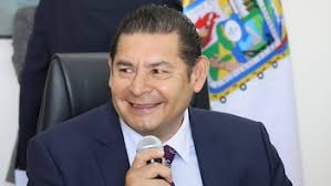 Alejandro Armenta pide disculpas a secretaria de Turismo, luego de tronarle  los dedos en conferencia