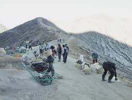 Maybe you would like to learn more about one of these? Troli Manusia Di Kawah Ijen Wego Indonesia Travel Blog