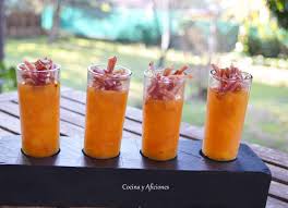 Y una de las cosas que me encantan es presentar la comida en vasitos. Aperitivo En Vasito De Crema De Kaki Persimon Y Jamon Iberico