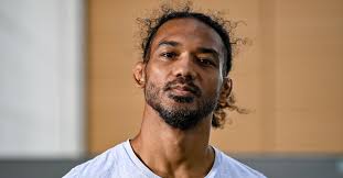 Benson Henderson admits he had hidden toothpick in mouth for 'a lot of  fights,' recalls time he accidentally swallowed it : r/MMA