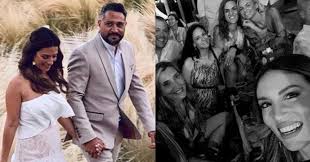 Όλα δείχνουν ότι η βάσω λασκαράκη έχει βρει την ευτυχία στα μάτια του λευτέρη σουλτάτου με τους δυο τους να μην κρύβουν, πια, τη σχέση τους. Basw Laskarakh Leyterhs Soyltatos To Parti Toy Gamoy To Prwtotypo Nyfiko Kai Oi Diashmoi Kalesmenoi