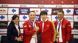 Meski begitu, nyatanya paling tidak ada tiga keuntungan. Shin Tae Yong Tak Berjudi Latih Timnas Indonesia