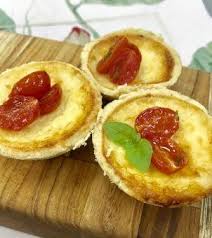 Biscoito De Polvilho Assado De Enrolar Empadinha Caprese Receitas Ideias Receitas Saborosas