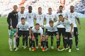 Die Deutsche Mannschaft Gegen Ungarn Als Einzige Spitze Agierte Mario Gotze Dfb Team Deutsche Nationalmannschaft Deutsche Fussballmannschaft