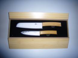 Un Beau Coffret De 2 Couteaux L Indispensable Couteau D Office Et Un Couteau Santoku Lame Ceramique Blanche Et Manche En Bambou San Coffret Bambou Couteau