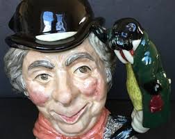 HN 3860 Morning Walk Figurina in porcellana di Royal Albert