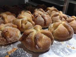 Galletas De Pan De Muerto De Lucias Bakery El Mejor Postre De La Temporada Donde Ir Tu Guia De La Ciudad De Mexico Que Hacer Hoy En 2020 Pan De
