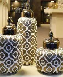 Ev dekorasyonunun tamamlayıcısı aksesuarlar, şık ve tarz sahibi dokunuşlarla evlerde bambaşka bir hava yaratmayı mümkün kılıyor. Salon Aksesuarlari Ve Fiyatlari Dekoratif Ev Aksesuarlari Mim Aksesuar