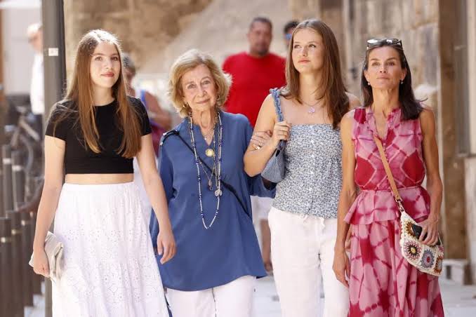 Plan de chicas en Palma: la Reina con sus hijas y Doña Sofía, de compras en  un mercadillo