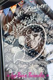 Ganz einfach eine tolle deko für frühling, sommer, herbst, winter, weihnachten. Zwei Niedliche Kuschelnde Fuchse Zaubern Den Herbst Herbei Diese Kranz Vorlage Fur Kreidemarker Und Noch Fensterbilder Basteln Kreidemalerei Kreativitat Ideen