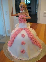 barbie kuchen vorne barbie kuchen weisses kleid rote blumen
