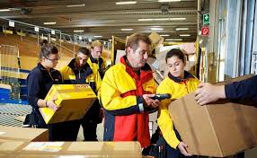 In der dhl app seht ihr in der sendungsübersicht alle an euch adressierten sendungen. Pakete Im Freien Abgeben Dhl Testet Paketshops Auf Radern