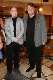 Ladislav štaidl je český hudebník, kytarista, pianista, skladatel, textař, hudební aranžér, zpěvák a podnikatel. Ladislav Staidl 73 Rozchod Po 17 Letech Zbyl Mu Jen Artur Blesk Cz